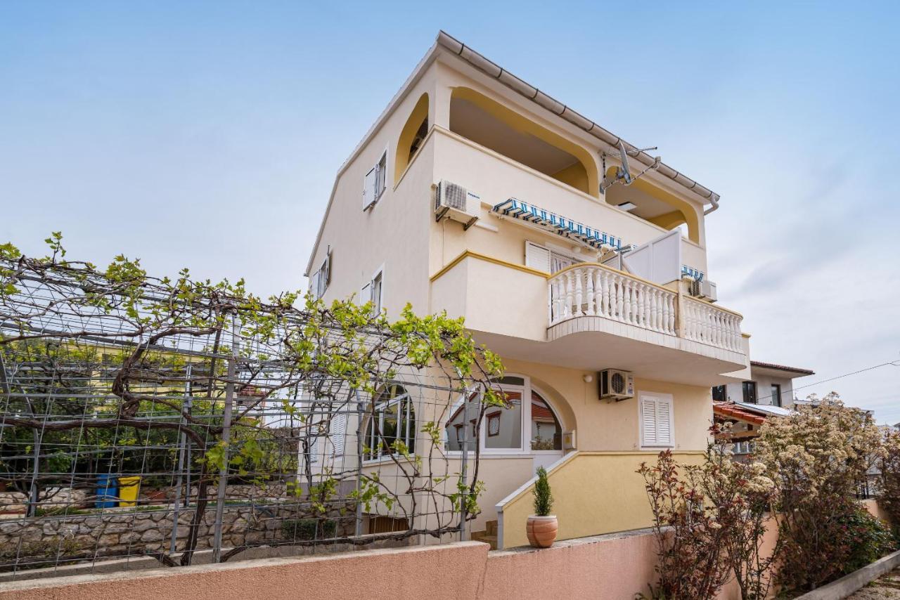 Nice Apartment Silvia Новалья Экстерьер фото