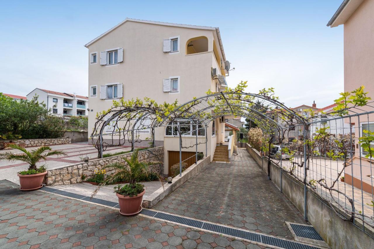 Nice Apartment Silvia Новалья Экстерьер фото